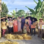 Aipda Fahmi Bersama warga saat panen padi