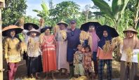 Aipda Fahmi Bersama warga saat panen padi